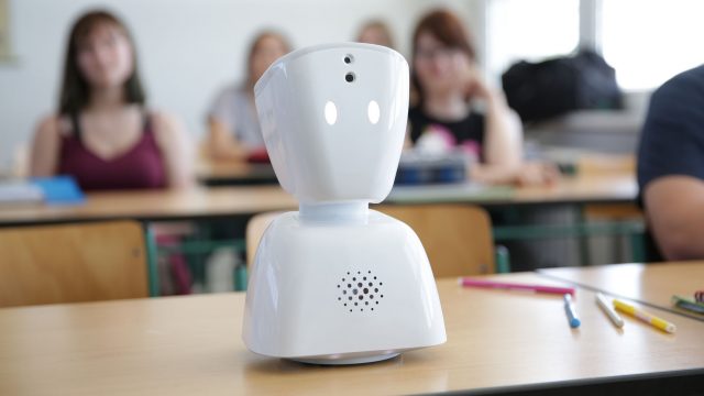 Mein Klassenkamerad Der Roboter Der AV1 Von No Isolation Header 640x360 1 | Pingunauten